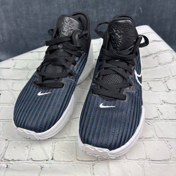 NWOBox Nike LeBron Witness VI basketball shoes kids size 4.5 = Women’s size 6 - Picture 1 of 7